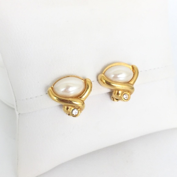 Vintage Avon Clip On Faux Pearl Earrings Oval Gold Tone Classic Signed - Picture 1 of 11